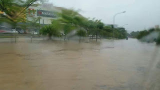 Berikut foto banjir batam terkini dari sumber akun facebook sahabat Batam Banjir 3 Jam Diguyur Hujan..