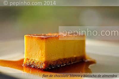 Flan de chocolate blanco y bizcocho de almendra