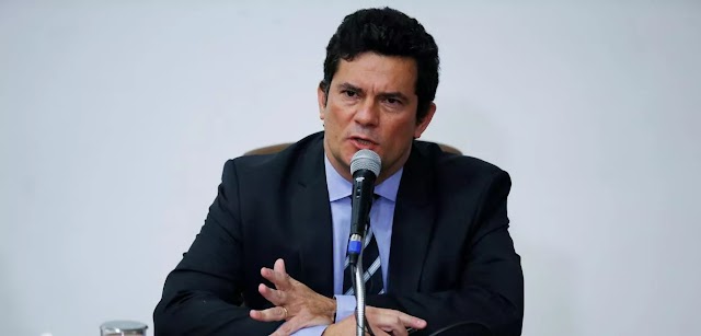 Moro mostra mensagens para provar que Bolsonaro interferiu na polícia