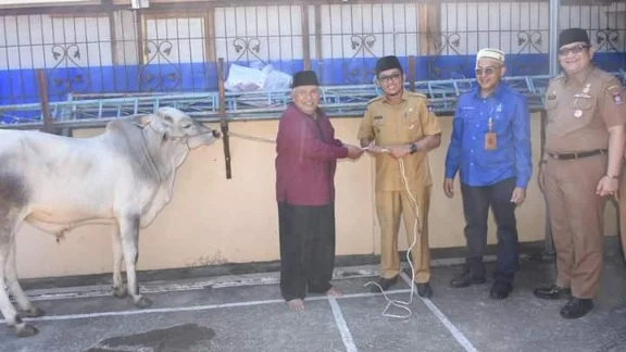 Wako Hendri Septa Serahkan Sapi Qurban untuk Masjid di Sekitar Sumber Air Perumda AM Padang
