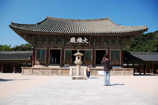 대웅전(大雄殿)은 석가모니 부처님을 모시는 전각