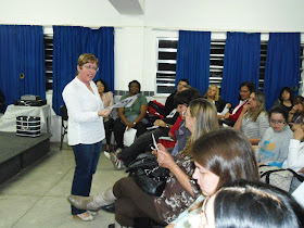 Ana Paula Coutinho, coordenadora da EJA na Rede Municipal de Ensino, conversa com sua equipe