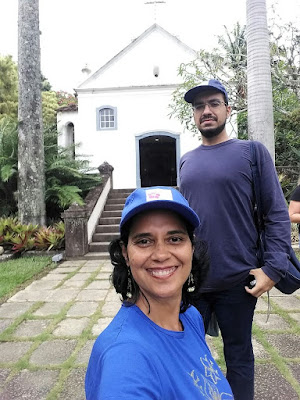 Casal Hibisco com Whey e ao fundo a igreja de Santo Antonio da Bica