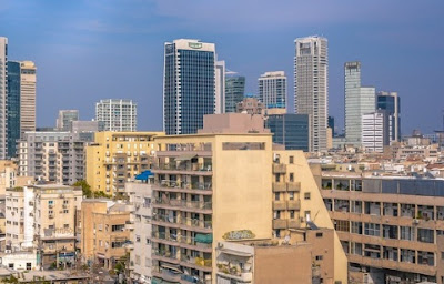 בניינים בתל אביב על רקע שמיים עם עננים
