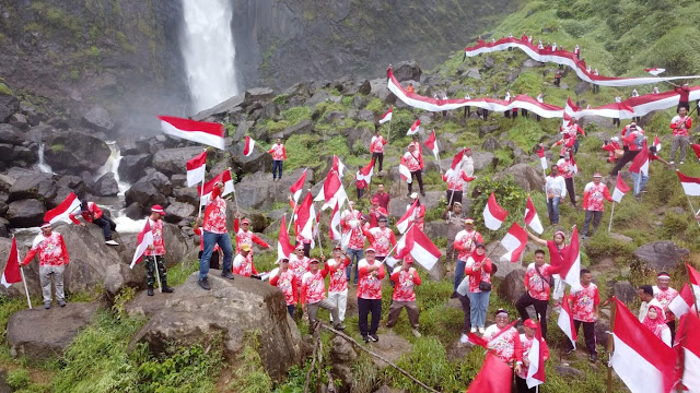 Sambut HUT Kemerdekaan RI ke 78, Ratusan Bendera Merah Putih Dikibarkan di Wisata Air Terjun Ponot