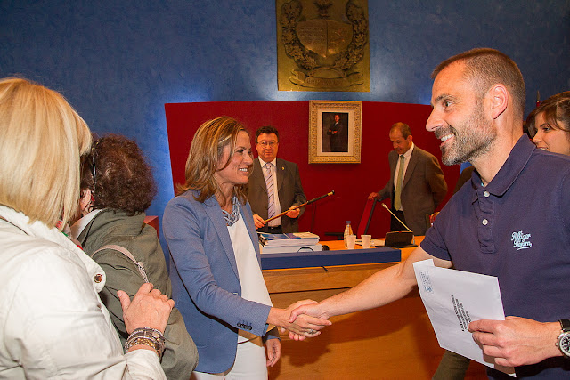 Amaia del Campo saluda al concejal del PSE Juan Antonio Pizarro tras resultar elegida alcaldesa, en 2015