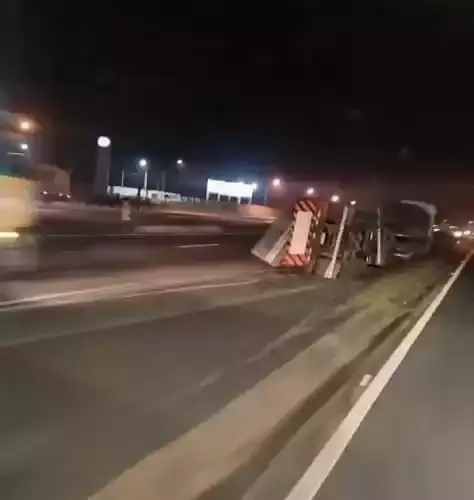 Derramanento de carga provoca interdição de faixa, em Registro-SP