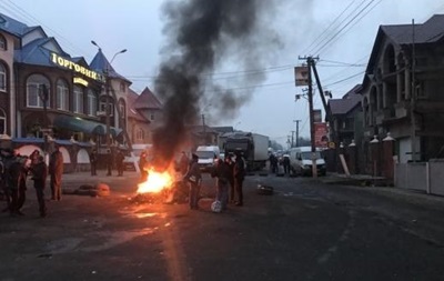 Блокування траси на Закарпатті: суд поступився вимогам протестувальників
