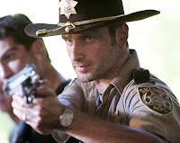 Imagem do personagem Rick Grimes em ação no seriado The Walking Dead.