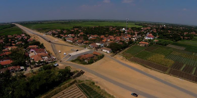 Rumah Darsiti binti Umar di Desa Rancawulu, Kecamatan Bulakamba, Brebes Timur yang "dikepung" ruas Jalan Tol Pejagan-Brebes Timur