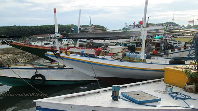 Kapal bersandar di pelabuhan Kartini, Jepara