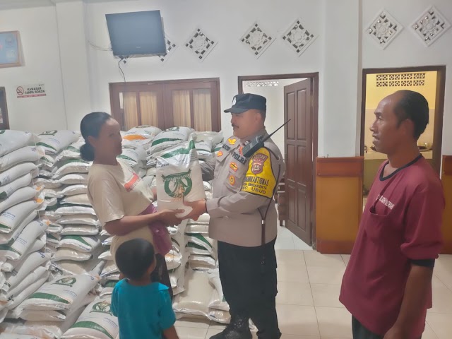 Bhabinkamtibmas Singakerta Memonitoring Kegiatan Penyaluran Bantuan Beras Bulog
