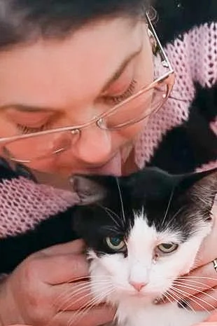 Woman licks her cat like a feline mother but is she ingesting fleas!