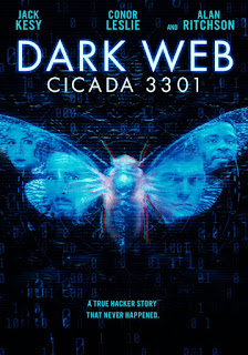 Cartaz do filme "Dark Web: Cicada 3301"  Fotomontagem com uma borboleta iluminada por uma luz azul neon, de asas abertas, nas quais estão os rostos de quatro pessoas: uma mulher e três homens. Todos olham sérios para frente. Na asa esquerda está a mulher e um homem. Os dois são brancos. Na asa direita está outro homem branco e um homem negro.   O fundo é preto com os números 0 e 1 em azul escuro repetidos e espalhados pelo cartaz.  Na parte superior, estão os nomes dos atores principais em letras azuis claras maiúsculas: "JACK KESY", "CONOR LESLIE", "AND ("E") ALAN RITCHSON". Logo abaixo está o título em letras brancas maiúsculas: "DARK WEB: CICADA 3301". Na parte inferior, também em letras azuis claras maiúsculas, lê-se: "A TRUE HACKER STORY THAT NEVER HAPPENED" ("A VERDADEIRA HISTÓRIA DE UM HACKER QUE NUNCA ACONTECEU").