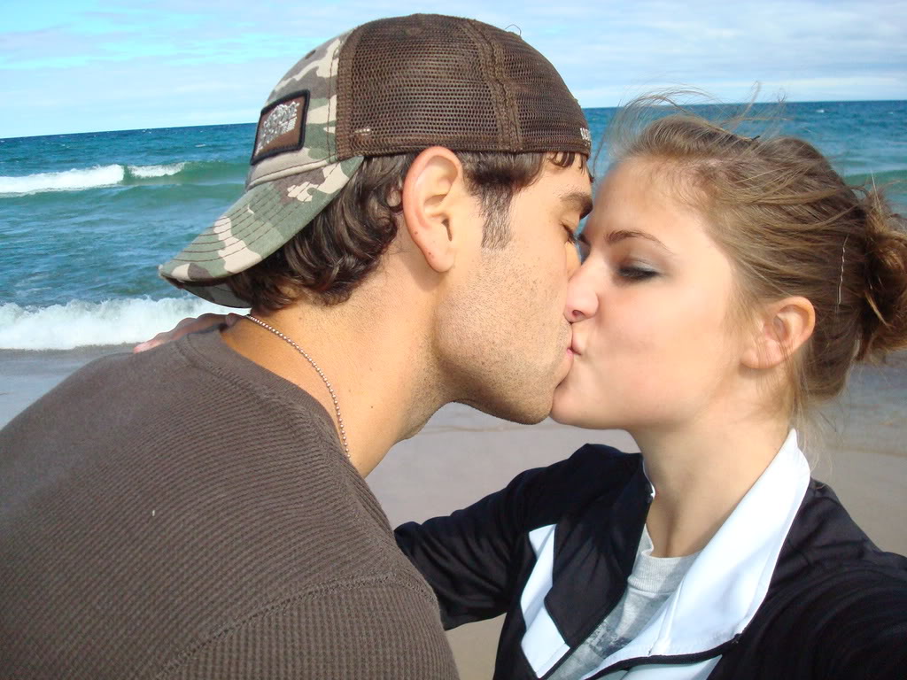 latest kiss hd wallpaper 2013 to share on facebook and give the kiss ...