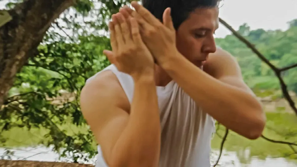 Mauro Rojas interpreta el videoarte de danza 'EL SONIDO DEL SILENCIO', producido por Eonminu®.
