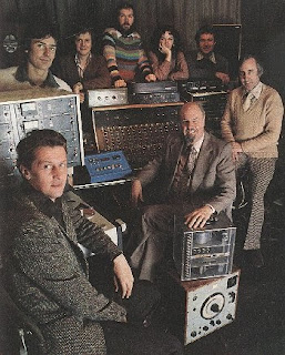 Desmond Briscoe, Dick Mills, Peter Howell, y otros miembros del Radiophonic Workshop en 1978