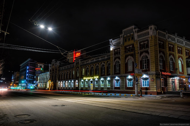 Старое кирпичное здание в ночной подсветке