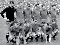 SELECCIÓN DE ESPAÑA. Temporada 1963-64. Iribar, Olivella, Zoco, Fusté, Calleja, Rivilla. Amancio, Pereda, Marcelino, Luis Suárez, Carlos Lapetra. SELECCIÓN DE ESPAÑA 2 🆚 SELECCIÓN DE LA URSS 1 Domingo 21/06/1964, 18:30 horas. II Copa de Europa de Selecciones Nacionales, final. Madrid, estadio Santiago Bernabéu. GOLES: ⚽1-0: 5’, Pereda. ⚽1-1: 8’, Khusainov. ⚽2-1: 83’, Marcelino.