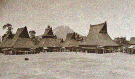 Desa Budaya Lingga yang masih asli dengan latar belakang Gunung Sinabung tahun 1920-1925.