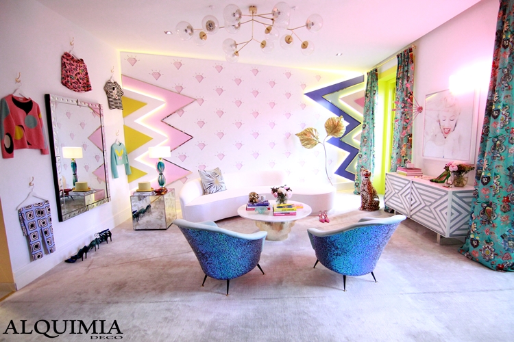 casa-decor-madrid-2016-diamantes-rosa-butacas-azules-estilo-ecletico