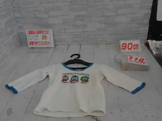 中古品　子供服　90㎝　きかんしゃトーマスプリント　ホワイト　長袖Ｔシャツ　110円