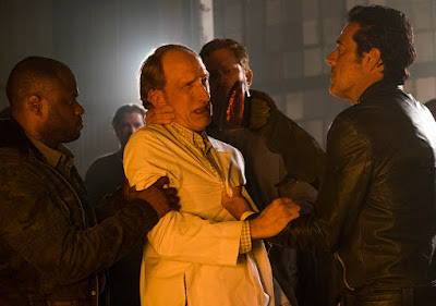 Dr. Emmit Carson (Tim Parati) and Negan (Jeffrey Dean Morgan) nell'episodio 11