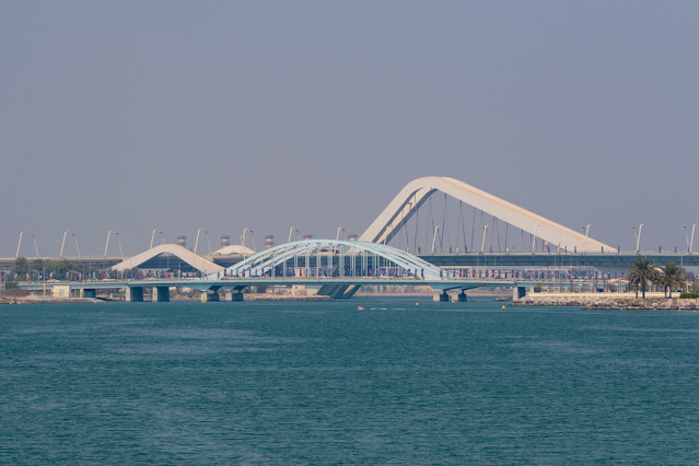 Ponte ondulato di Zaha Adid dal Souq al Maqta-Abu Dhabi