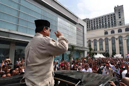 Prabowo Subianto Sapa Ribuan Warga Medan di Regale Convention Center