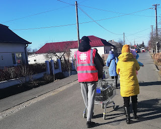 Вєльке Слємєнцє, Словаччина, березень 2022 - словацький волонтер допомогає українській жінці з дитиною дістатись від прикордонного КПП до волонтерських наметів