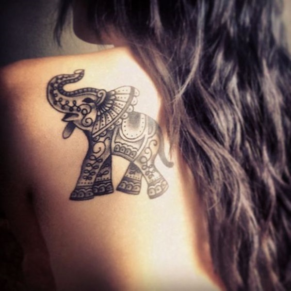 Um estilo cartoon elefante é coberto em um padrão de mandala em preto tatuagem prestados em que o portador do ombro esquerdo da lâmina.