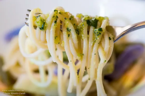 Espaguetis con pesto genovés