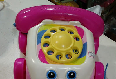 Brinquedo Fisher Price para bebe, telefone rosa que faz ruido tipico de discar, e puxando para frete mexe os olhos - é a versão rosa do telefone que aparece no Toy Story - Disney Pixar  R$ 30,00