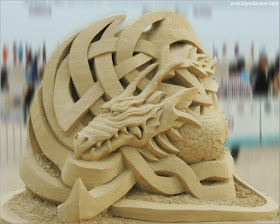 Esculturas de Arena de Revere Beach: The Sand with the Dragon Tatto de Steve Topazio