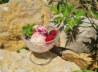 Grießbrei-Eis mit Beeren-Swirl