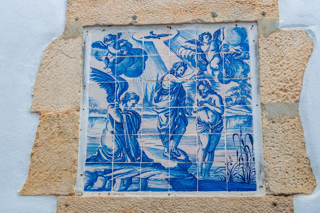 Imagen de un azulejo en una fachada