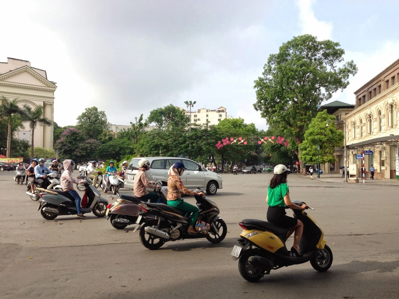 Many-motorbikes-hanoi-Vietnam