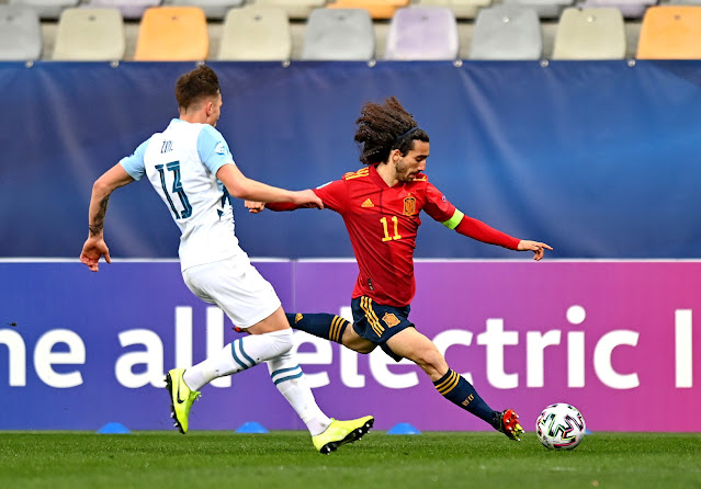 Cucurella centra sin que Andraz Žinic pueda impedirlo. SELECCIÓN DE ESLOVENIA SUB 21 0 SELECCIÓN DE ESPAÑA SUB 21 3. 24/03/2021. Campeonato de Europa de Selecciones Sub 21, fase de grupos semifinal, Grupo B, jornada 1. Maribor, Eslovenia, Estadio Ljuidski vrt. GOLES: 0-1: 53’, Puado. 0-2: 54’, Gonzalo Villar. 0-3: 89’, Miranda.