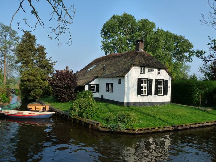 The canals are only about 1m deep and were dug out to transport peat, the digging of which resulted in many ponds and shallow lakes, called 'Wieden'. Many houses have been built on islands and are only reachable over wooden bridges.