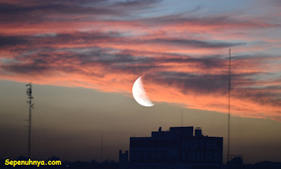 "Puisi: Bulan Pada Suatu Senja (Karya Aldian Aripin)"