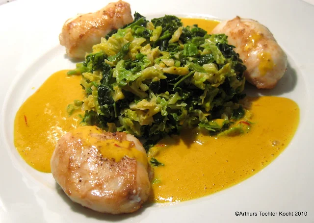 Seeteufelbäckchen im Schweinenetz, Wirsing, Safransauce | Arthurs Tochter kocht. von Astrid Paul. Der Blog für food, wine, travel & love