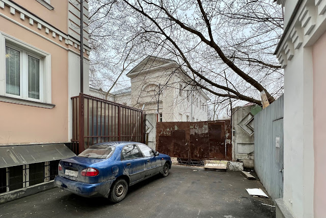 Большой Каретный переулок, дворы, за забором – главный дом бывшей городской усадьбы И. С. Татаринова