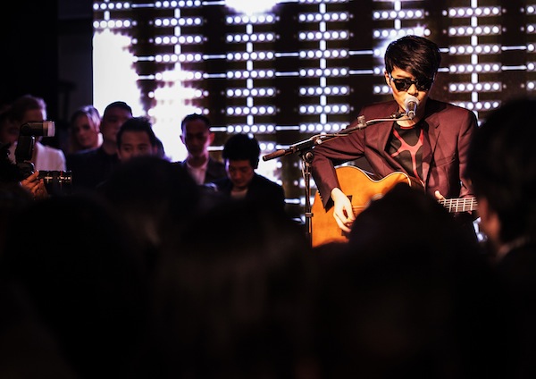 00O00 Menswear Blog: Khalil Fong [方大同] in Burberry - @Burberry #ArtOfTheTrench, Shanghai August 2013