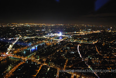 Vista do piso superior da Torre Eiffel a noite
