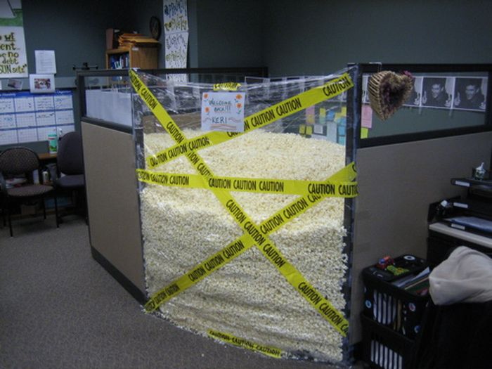 Awesome office cubicle pranks  21 Pics Curious Funny 
