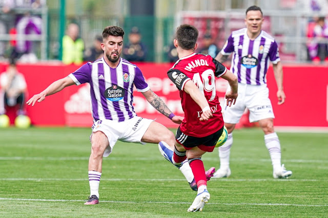 Monchu e Imanol Garcia disputan un balón ante la mirada de Roque Mesa. C. D. MIRANDÉS 0 REAL VALLADOLID C. F. 1 Domingo 24/04/2022, 16:15 horas. Campeonato de Liga de 2ª División, jornada 37. Miranda de Ebro, Burgos, estadio Municipal de Anduva: 4.140 espectadores. GOLES: 0-1: 3’, Álvaro Aguado