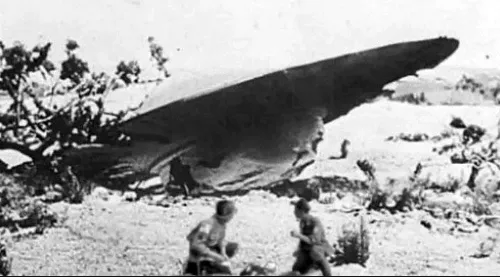 Foto hitam putih piring terbang yang jatuh di roswell dan terdapat 2 orang saksi