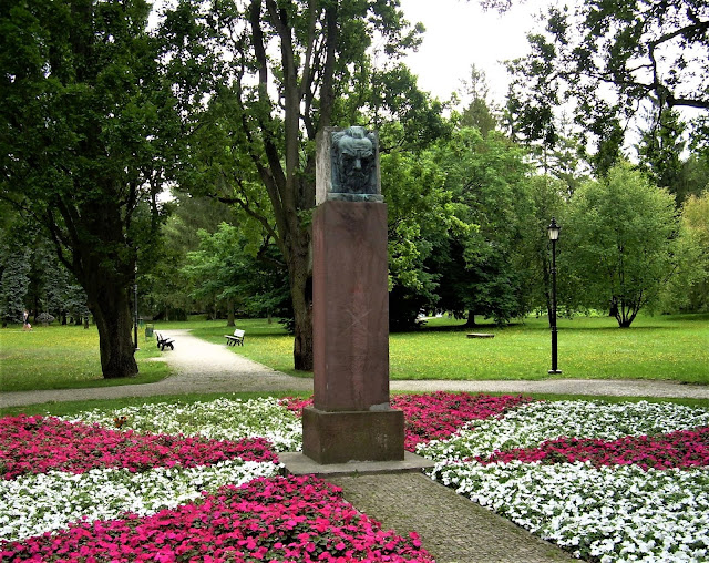 pomnik Stefana Żeromskiego w Nałęczowie