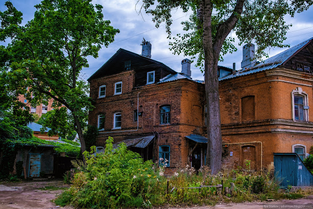 Старый кирпичный дом