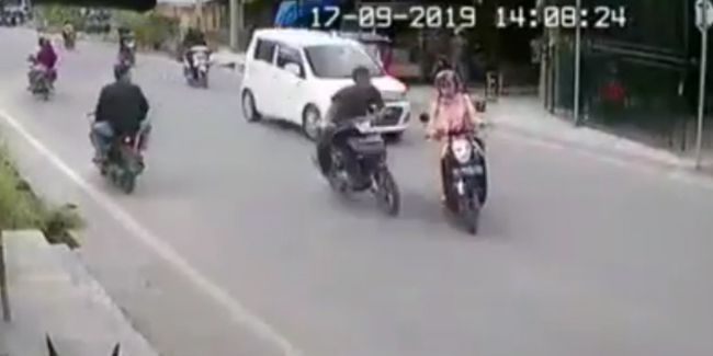 Emak-emak Naik Motor Belok Mendadak sampai Pengendara Lain Jatuh, Netizen Geram, naviri.org, Naviri Magazine, naviri majalah, naviri